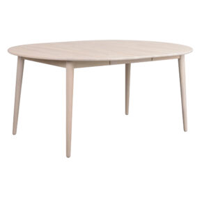 Tyler runt matbord i vitoljad ek från Rowico. En iläggsskiva monterad.