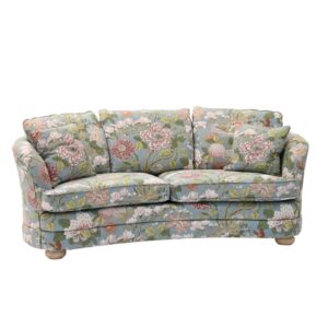Claire är en svängd soffa från Bröderna Anderssons. Här i snyggt blommigt tyg.