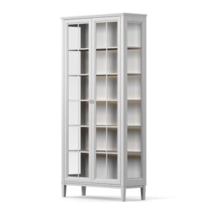 Sidovy av Stockholm 2.0, 2-dörrars vitrinskåp i whitewash med belysning, från Englesson.