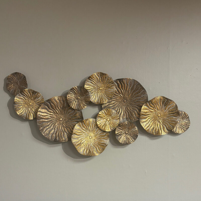 Väggdekoration, kombination av guldbruna metallblommor i böljande form.