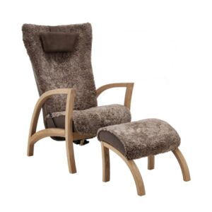 Focus fårskinnsfåtölj med fotpall i färgen Sahara. Tillverkas av Bröderna Anderssons.