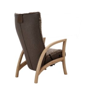 Baksida av Focus fåtölj klädd i fårskinn Sahara. Tillverkas av Bröderna Anderssons.