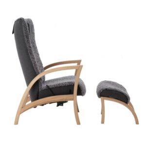 Sidovy av Focus fårskinnsfåtölj med fotpall i färgen Scandinavian Grey. Tillverkad av Bröderna Anderssons.