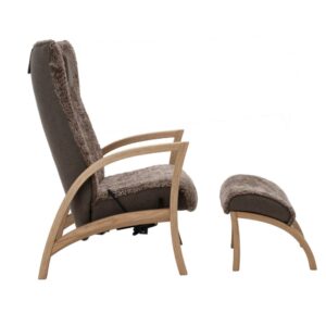 Sidovy av Focus fårskinnsfåtölj med fotpall i färgen Sahara. Tillverkad av Bröderna Anderssons.