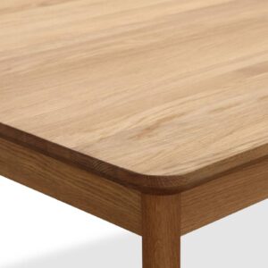 Närbild på Florida matbord i linoljad ek från Bröderna Wigells stolsfabrik.