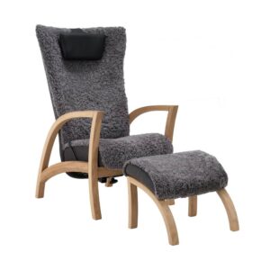 Fåtölj Focus med fotpall från Bröderna Anderssons har ställbar rygg och gungfunktion. Här i fårskinn Scandinavian Grey.