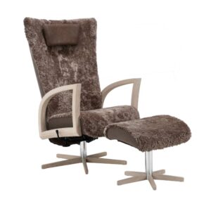 Fåtölj Focus Snurr och fotpall i fårskinn Sahara och vitoljad stomme, från Bröderna Anderssons.