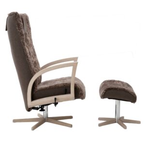 Sidovy av fåtölj Focus Snurr och fotpall i fårskinn Sahara och vitoljad stomme, från Bröderna Anderssons.