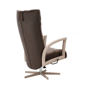 Baksidan av Fåtölj Focus Snurr i fårskinn Sahara och vitoljad stomme, från Bröderna Anderssons.