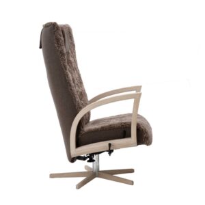 Sidovy av fåtölj Focus Snurr i fårskinn Sahara och vitoljad stomme, från Bröderna Anderssons.