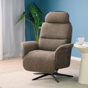 Miljöbild med Hjort Knudsens reclinerfåtölj Odense i tyg. Uppfällt nackstöd.