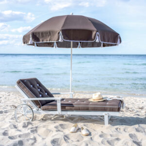 Solsäng och parasoll Fri Form. Vit aluminium och brun dyna.