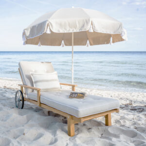 Solsäng och parasoll Fri Form. Teak med beige dyna.