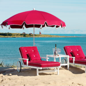 Solsäng och parasoll Fri Form i vit aluminium och röd dyna.