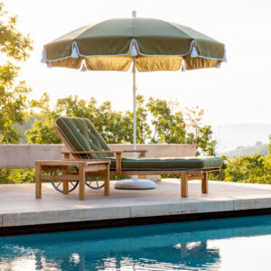 Solsäng och parasoll i teak med khakigrön dyna.