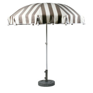 Parasoll från Fri Form i brun- och vitrandigt dralontyg och dekorativa tofsar.