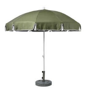 Form i khakigrönt dralontyg och dekorativa tofsar.