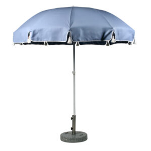 Form i ljusblått dralontyg och dekorativa tofsar.