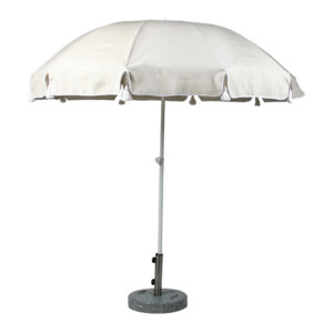 Parasoll från Fri Form i beige dralontyg och dekorativa tofsar.