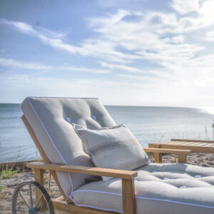 Fri Form solsängsdyna beige på solsäng i teak. Miljöbild.