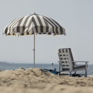 Fri Form parasoll och stol vit alu och randig.