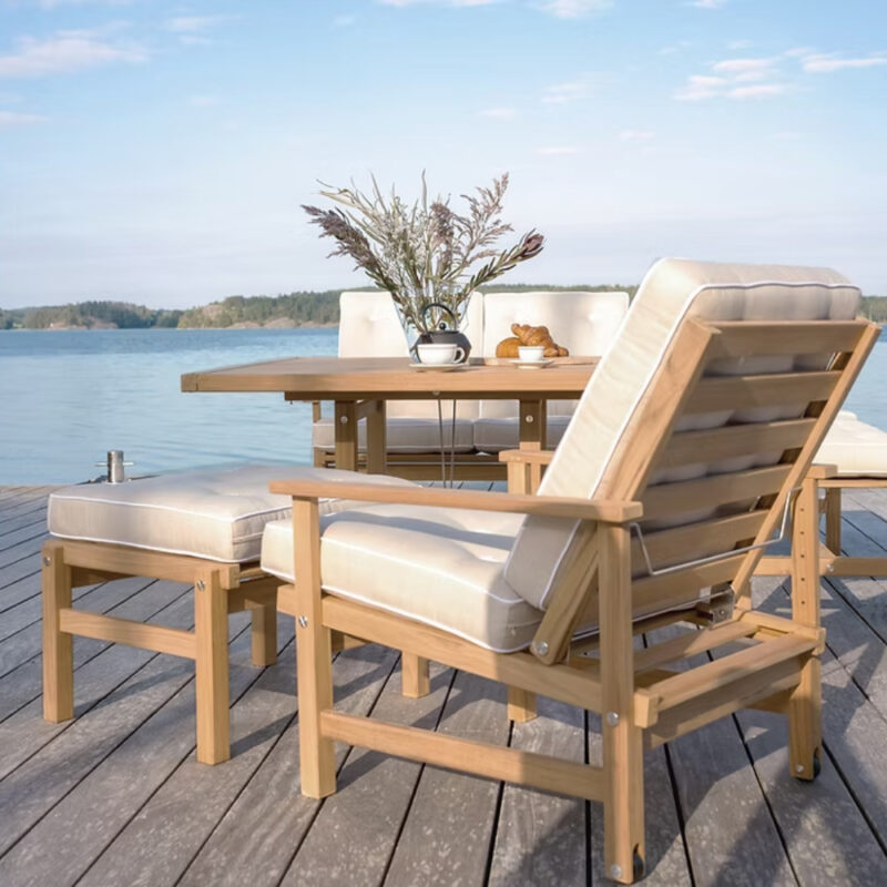 Fri form utemöbler i teak. Miljöbild.