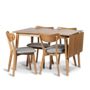 Gotland matgrupp i ek. Matbord med hängklaff och stol med grå sits.