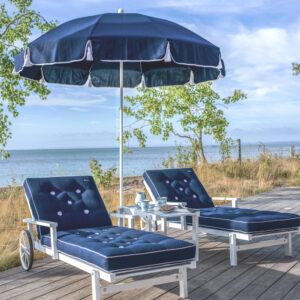 Parasoll och solsängar Fri Form. Vit aluminium med blå dynor.