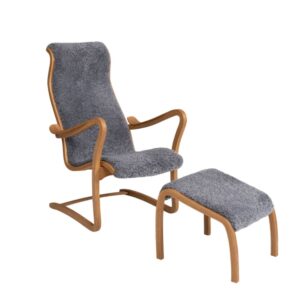 Patronen fåtölj med svikt och tillhörande fotpall, fårskinn Scandinavian Grey och stomme i ek, från Bröderna Anderssons.