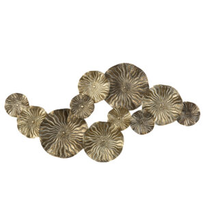 Väggdekoration av guldfärgade metallblad.